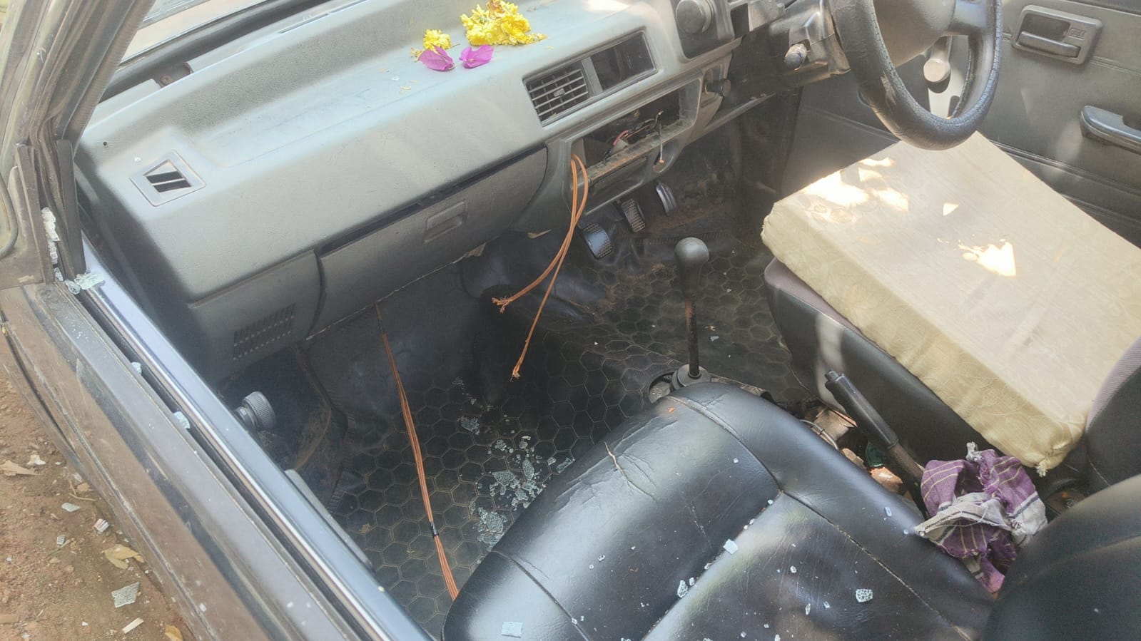 ಕಾರಿನ ಗಾಜು ಹೊಡೆದು ಸ್ಟೀರಿಯೋ ಕದ್ದ ಕಳ್ಳರು.