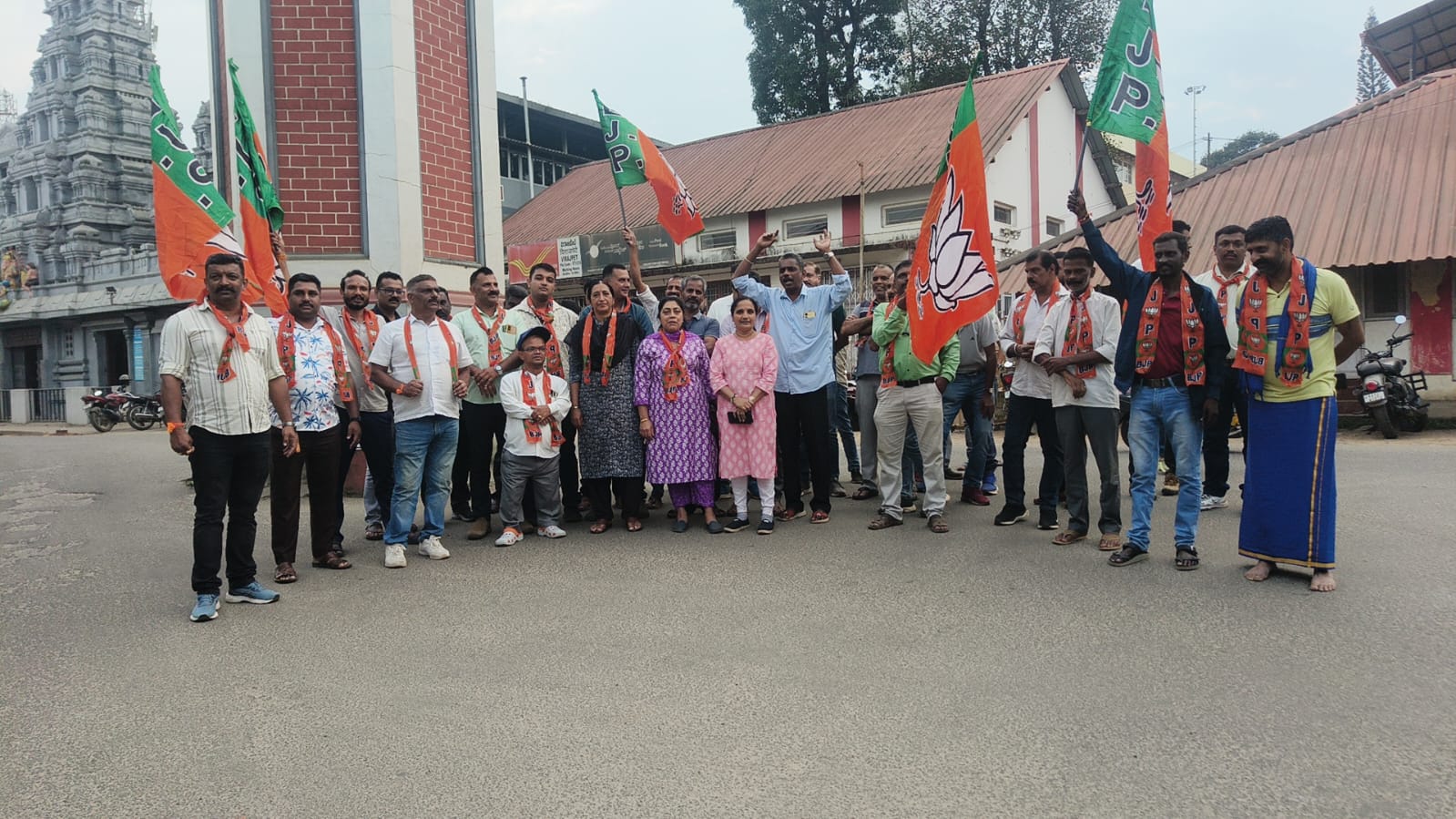 ಬಿಹಾರ ರಾಜ್ಯದ ಚುನಾವಣೆಯಲ್ಲಿ ಬಿಜೆಪಿ ಜಯಭೇರಿ ಬಾರಿಸಿದ ಹಿನ್ನೆಲೆಯಲ್ಲಿ ವಿರಾಜಪೇಟೆ ನಗರದ ಗಡಿಯಾರ ಕಂಬದ ಬಳಿಯಲ್ಲಿ  ನಗರ ಬಿಜೆಪಿ ವತಿಯಿಂದ ವಿಜಯೋತ್ಸವ.