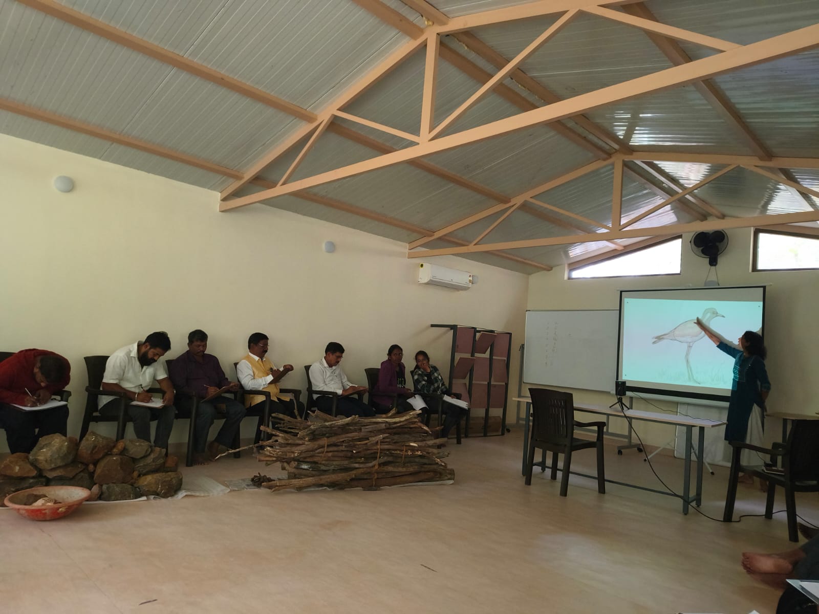 ಲೈಯನ್ ಸಂಸ್ಥೆ ಆಶ್ರಯದಲ್ಲಿ ಬೆಂಗಳೂರಿನ ಪ್ರಕೃತಿ ಸಂರಕ್ಷಣಾ ಸಂಸ್ಥೆ ನೆರವಿನಿಂದ ಪಕ್ಷಿ ಪ್ರಭೇದಗಳನ್ನು ಪರಿಚಯಿಸುವ ಕಾರ್ಯಾಗಾರವನ್ನು ರತ್ನಪುರಿಯಲ್ಲಿ ಆಯೋಜಿಸಲಾಗಿತ್ತು.