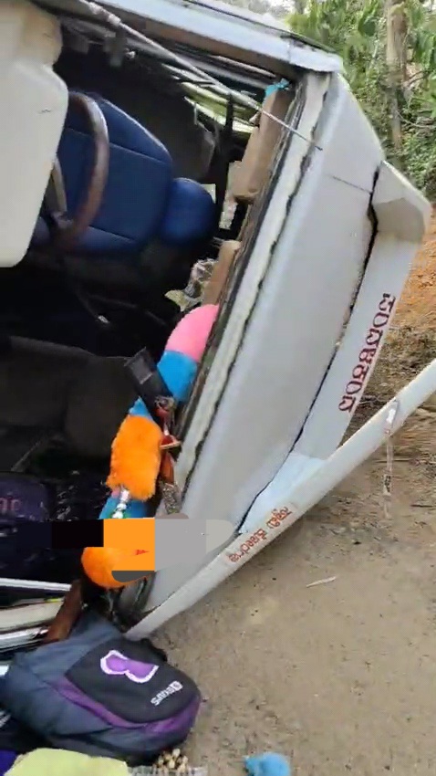 ಶಾಲಾ ಮಕ್ಕಳನ್ನು ಕರೆದುಕೊಂಡು ಹೋಗುತ್ತಿದ್ದ ಟಿಟಿ ವಾಹನ ಮಗುಚಿ ಕೆಲವರಿಗೆ ಗಾಯ.