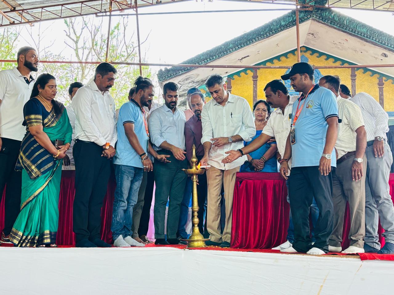 ಮಡಿಕೇರಿ ನಗರ ದಸರಾ ಕ್ರೀಡಾ ಸಮಿತಿಯಿಂದ   ಹೊನಲು ಬೆಳಕಿನ ಮುಕ್ತ ಕಬಡ್ಡಿ ಪಂದ್ಯಾಟ. ಕ್ರೀಡಾಕೂಟವನ್ನು ಉದ್ಘಾಟಿಸಿದ ಶಾಸಕದ್ವಯರು.