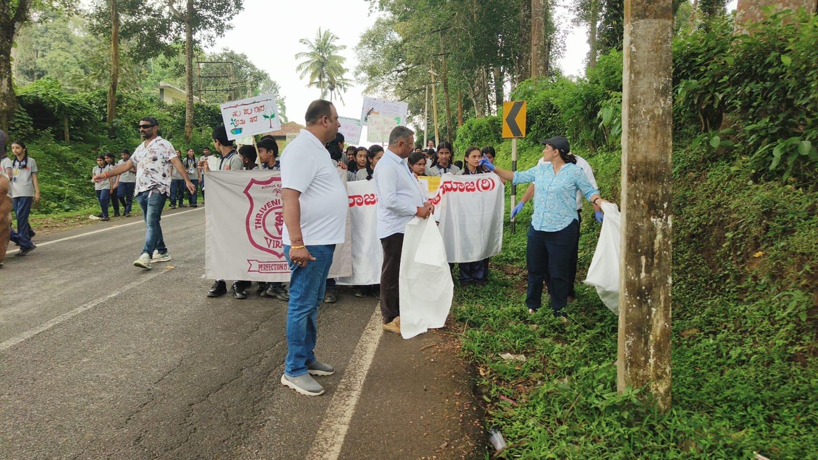 ವಿರಾಜಪೇಟೆ ಕೊಡವ ಸಮಾಜದ ವತಿಯಿಂದ ಸ್ವಚ್ಚತಾ ಆಂದೋಲನ.