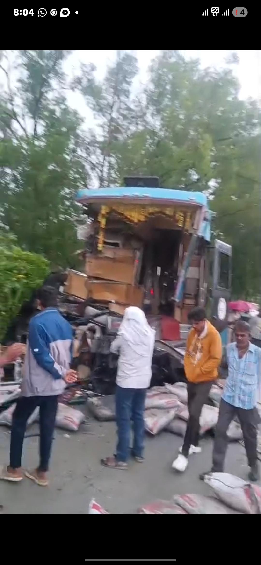 ಜಡಗನ ಕೊಪ್ಪಲು ಬಳಿ  ಲಾರಿ ಮತ್ತು ಬಸ್ ಗಳ ನಡುವೆ ಭೀಕರ ಅಪಘಾತ. ಸಾವಿನ ಸಂಖ್ಯೆ ಮೂರು